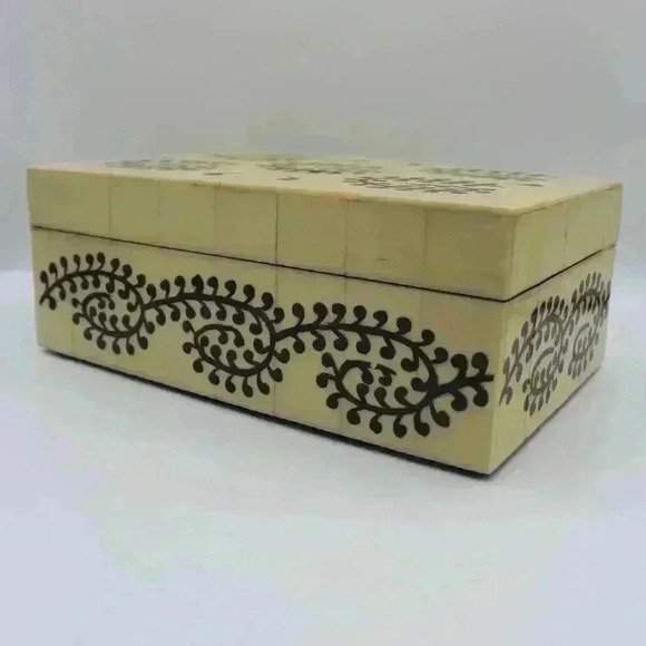 ANTIQUE RARE INDIAN WOODEN BOX WITH COLOR BLACK DETAILS BOX COLOR TAN  - Picture 1 of 5